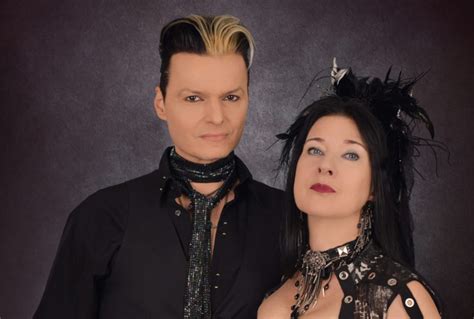  Lacrimosa - Một Bản Thánh Ca U ám Bằng Tiếng Hát Tàn Tang Và Ghi-ta Rên Rỉ